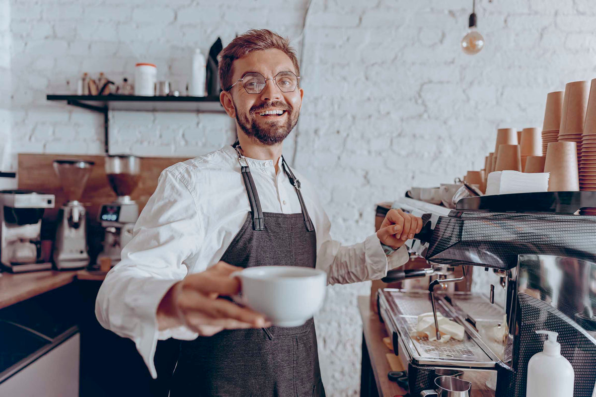 Barista bei der Kaffeezubereitung